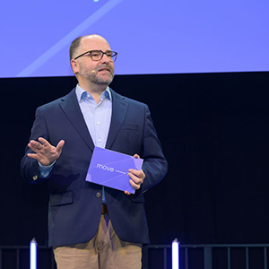 Moderator Frank Schmidt auf der Bühne