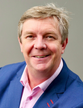 Porträt von Dr. Frank Hagenow, Trainer für Kommunikation, Auftritt und Führung an der Moderatorenschule Baden-Württemberg